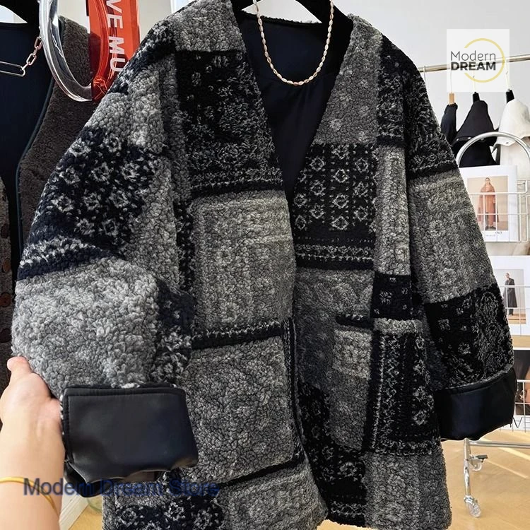 

French luxury relaxed high sense retro cold-proof V-neck coat women's autumn and winter new lazy wind warm fashion coat.