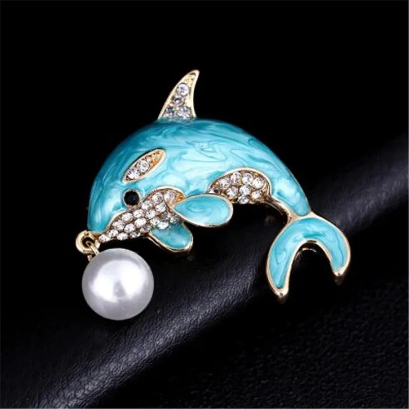 WKOUD الأزرق دولفين دبابيس مع مقلد بيرل للنساء كريستال المينا سبيكة الأسماك الحيوان بروش دبابيس حفلات الزفاف مأدبة