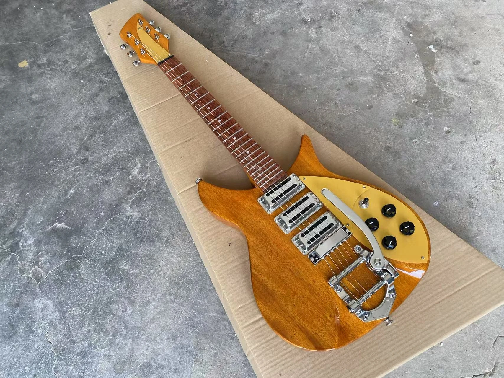 جيتار كهربائي 325 لون أصفر فاتح جسم الماهوجني، جسر اهتزاز، جيتار بيكجوارد ذهبي اللون ثلاثة بيك اب هامبوكر صغير