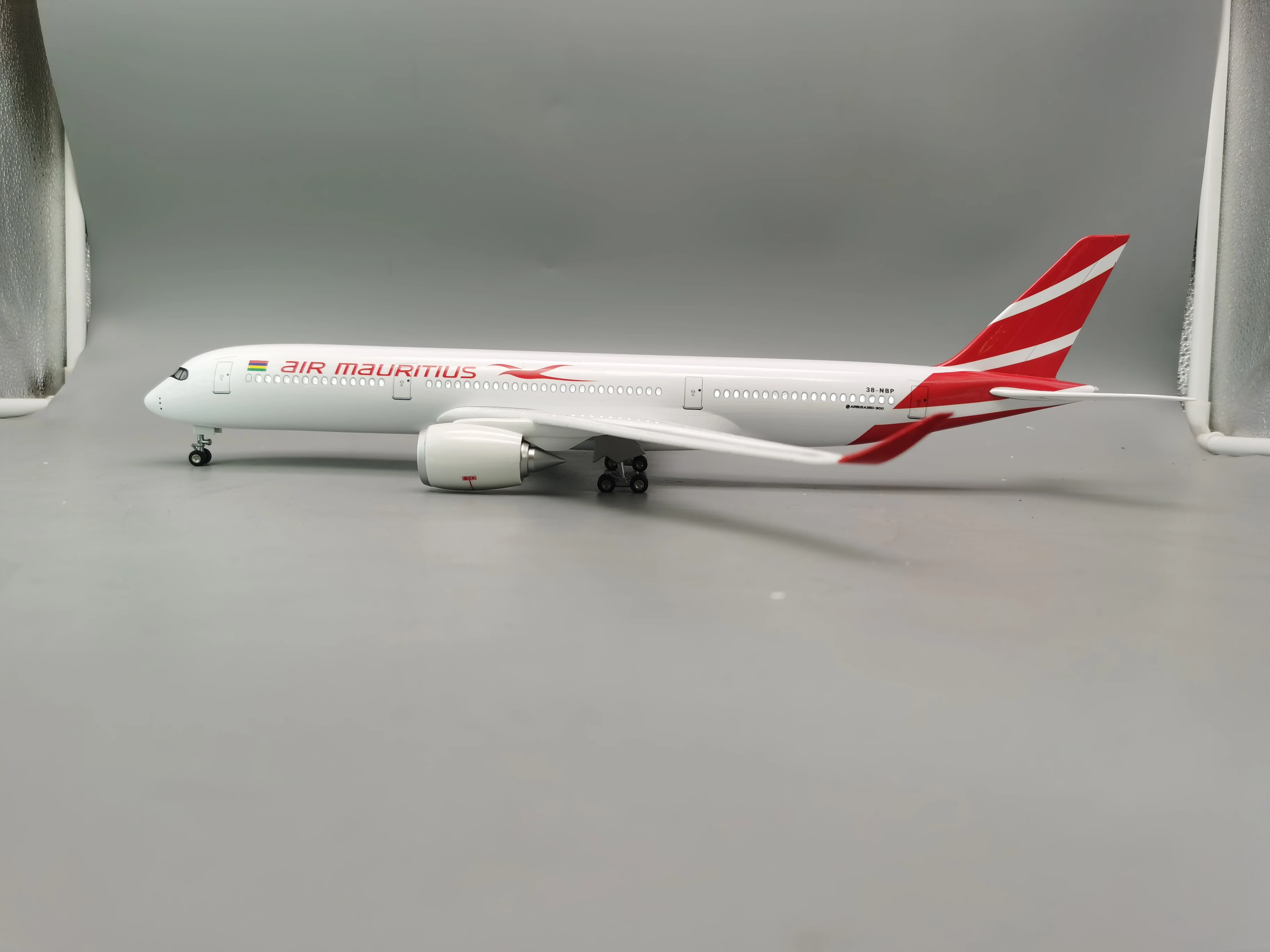 لعب الأولاد الطائرات 47 سنتيمتر 1:85 مقياس الطائرات نموذج الهواء موريشيوس A350 طائرة الخطوط الجوية دييكاست الراتنج الطائرات جمع هدية بواسطة