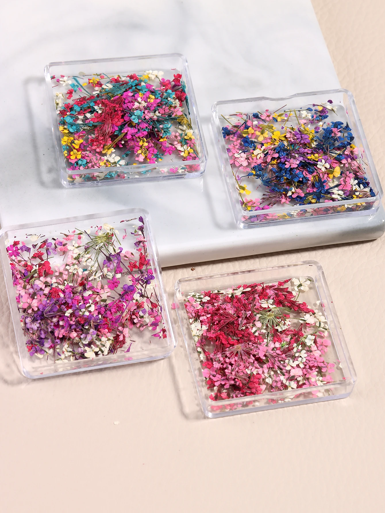 Gemischte Bunte Natürliche Blumen Nagelkunst-Charms Klein-Blau Gelb Rot Fünfblättrige Blume Natürliche Florale Maniküre-Accessoires
