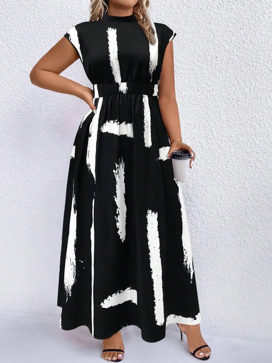 

Черно-белое платье макси с принтом в виде мазков кисти, воротником-стойкой и завязкой на талии