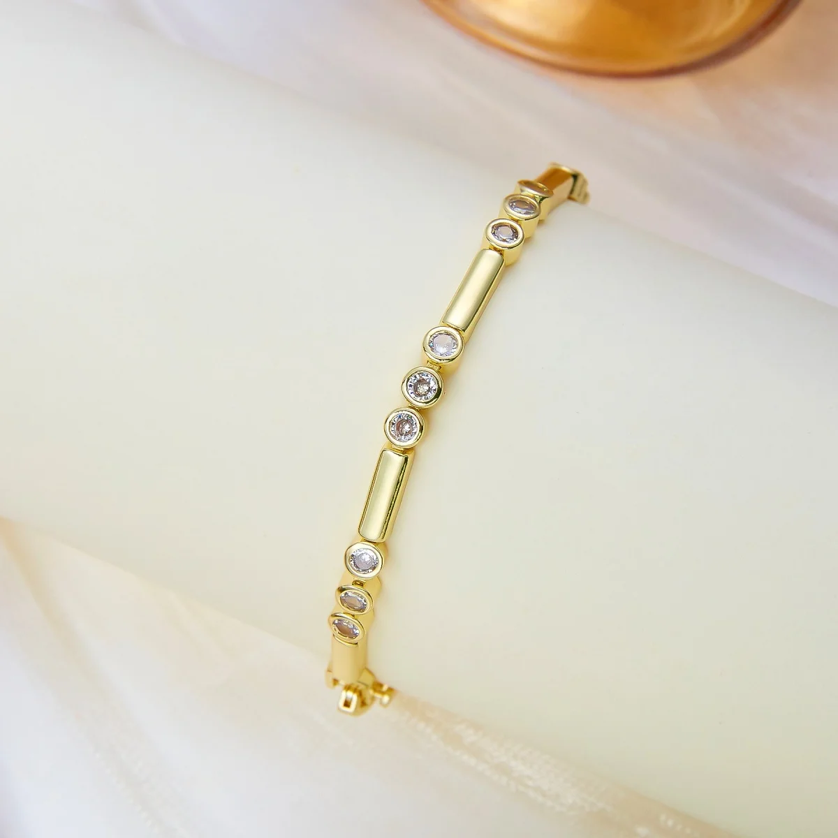 Exquisite glänzende Zirkon-Armbänder mit runden, herzförmigen, quadratischen, Weizenblatt- und Sternen-Elementen für Damen und Herren, schlichte Sonnen- und LOVE-Buchstaben-Armreifen, Schmuck. – Detail 21