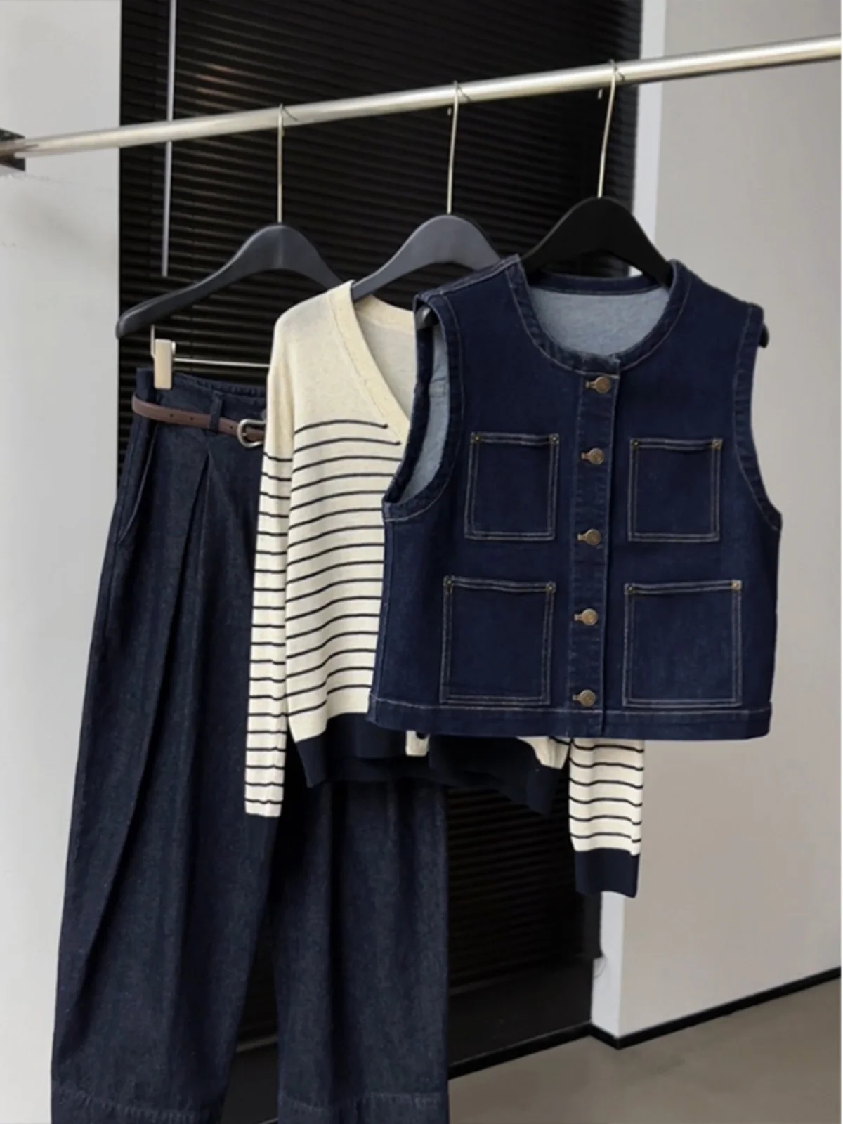 

Новая джинсовая жилетка с цветной вышивкой Ne Svel, женская, осенне-зимняя, модная, для многослойного образа, с подплечниками...