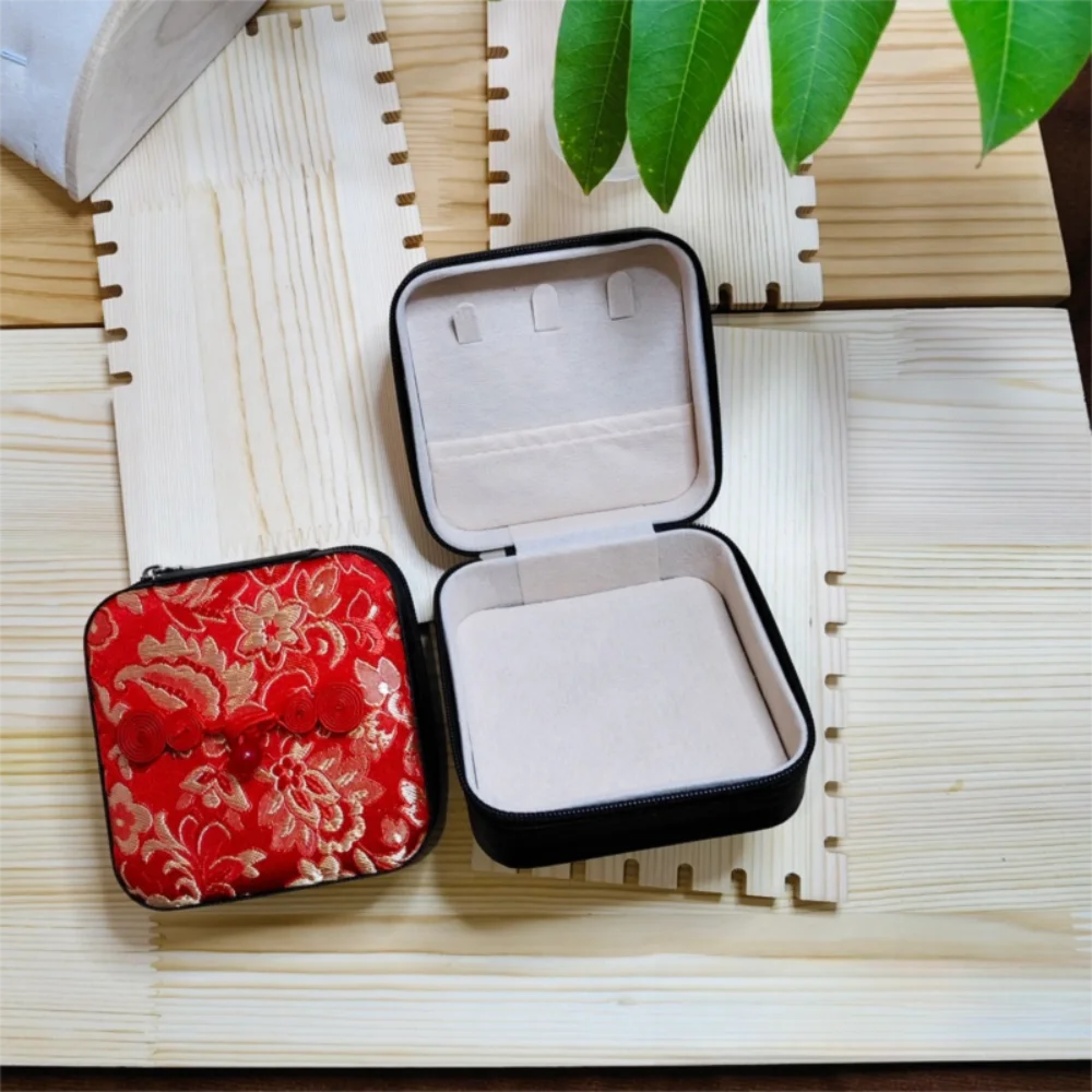 صندوق مجوهرات مطرز رائع على الطراز الصيني حقيبة للتخزين منظم تخزين الحلي صندوق تغليف الهدايا المحمول للمجوهرات