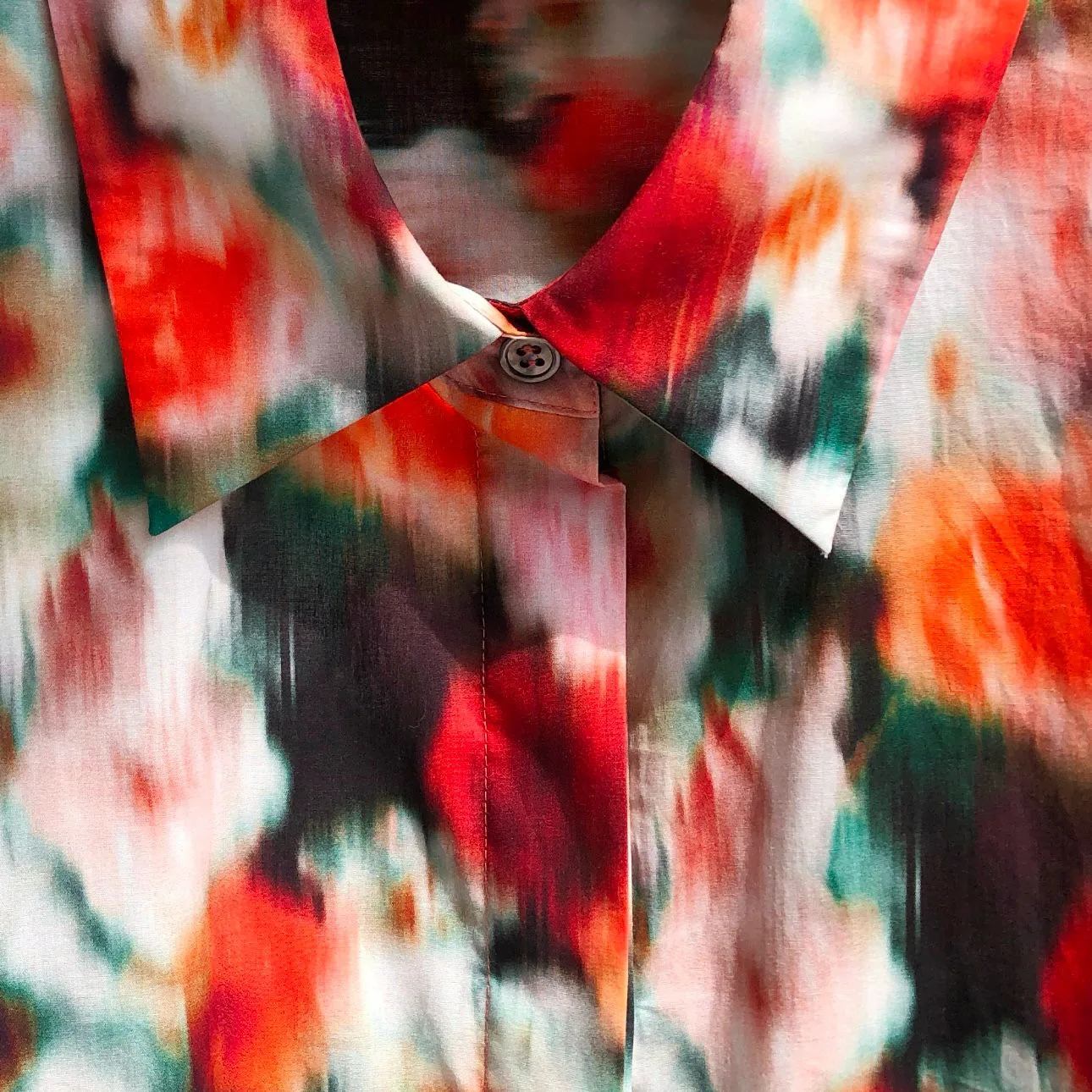 Katoenen vintage damesshirt met lange mouwen en dunne schaduwprint van hoge kwaliteit