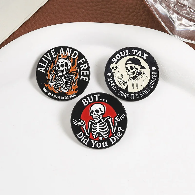 Pins de esmalte con eslóganes humorísticos de calaveras, broche/insignia con la frase 'Vivo y Libre, Pero ¿Muriaste?' y 'Impuestos a la Alma', accesorios de joyería punk gótica con esqueletos