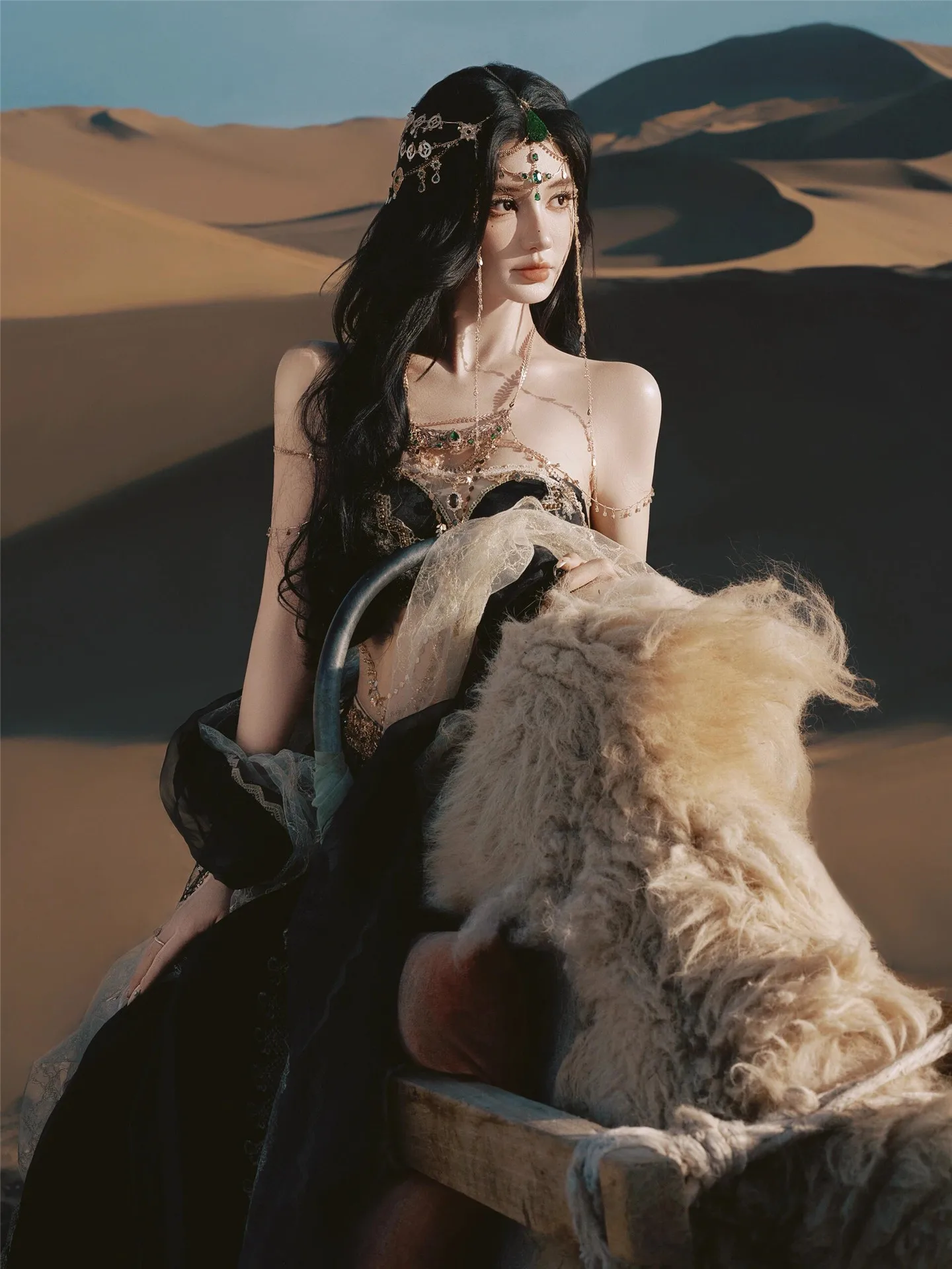 

Экзотический женский костюм в стиле Дуньхуан: новая модель для фотосессий и путешествий