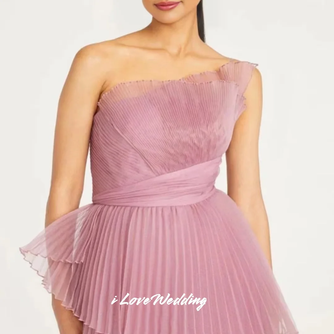 فستان حفلة موسيقية وردي بكتف واحد 2025 شيفون بدون أكمام بدون ظهر على شكل حرف a أنيق مطوي بطول الأرض فستان حفلات الزفاف حسب الطلب