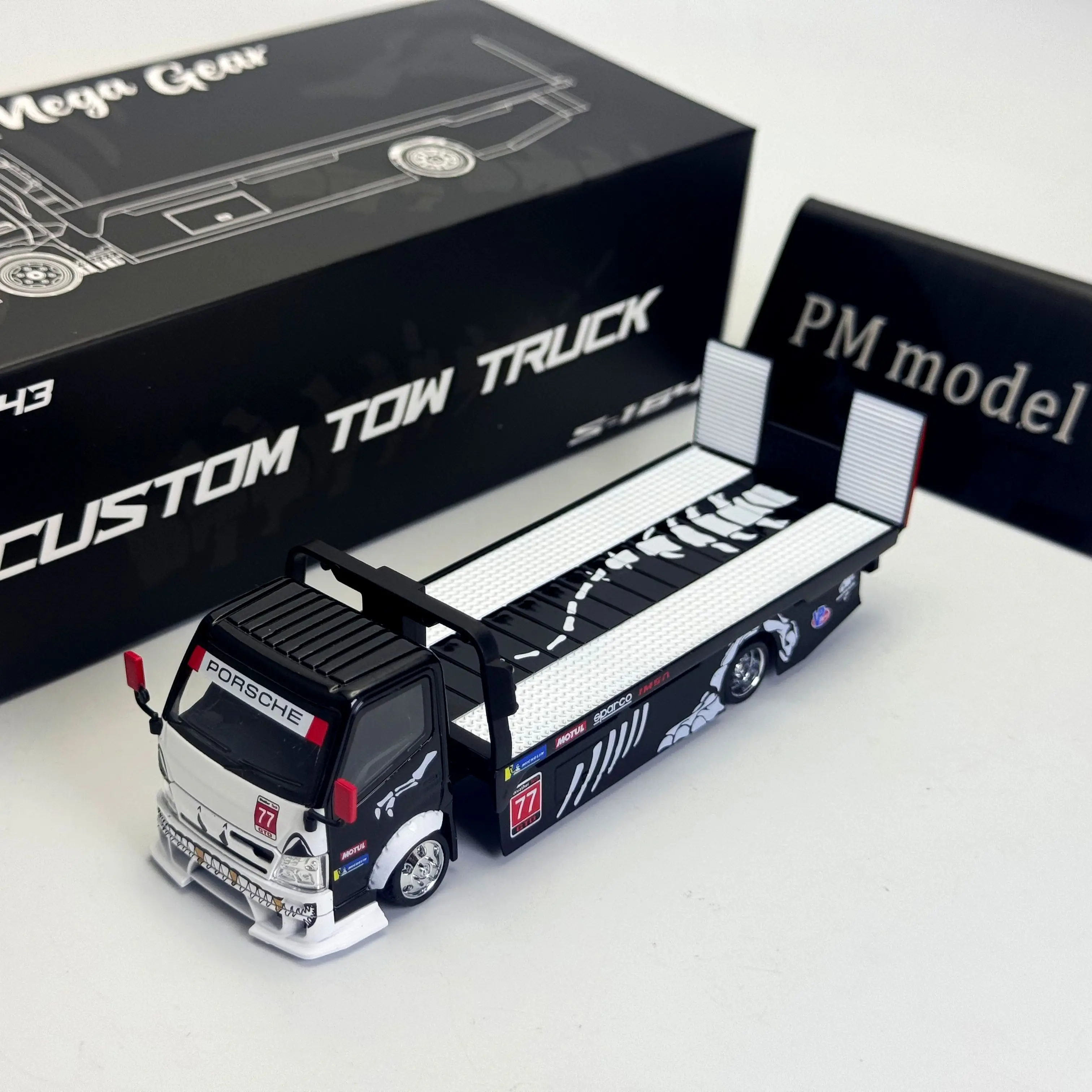 Mega Gear 1:64 Custom Tow Truck Skeleton Dinosaur Alloy Diecast Model Car Collectible Gift Ornament