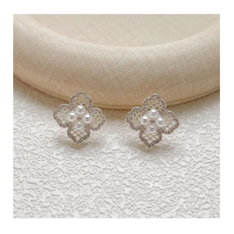 

High-end Fashion Versatile Stud Earrings Light Luxury Commuter Jewelry