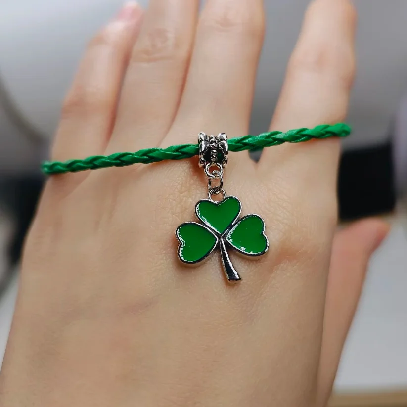 سوار مضفر من الجلد مع مشبك جراد البحر ، 3 أوراق البرسيم الايرني ، فاصل مثلث ، عيد القديس باتريك ، 20 قطعة #4