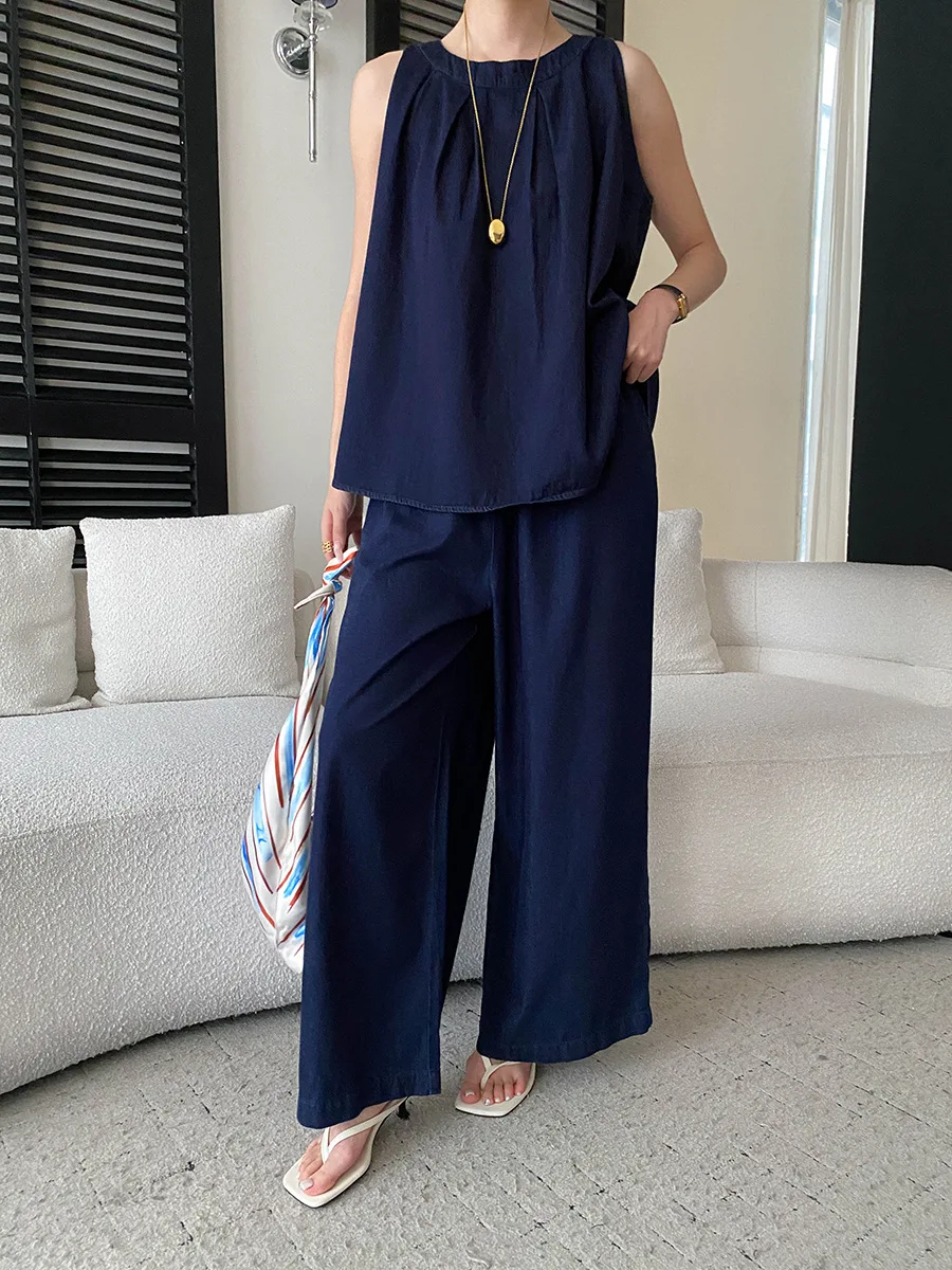 Sommerliches Damen-Set im französischen Retro-Stil: ärmellose Jeansweste mit Rundhalsausschnitt und lässige Hose in unifarbenem Design. – Detail 4