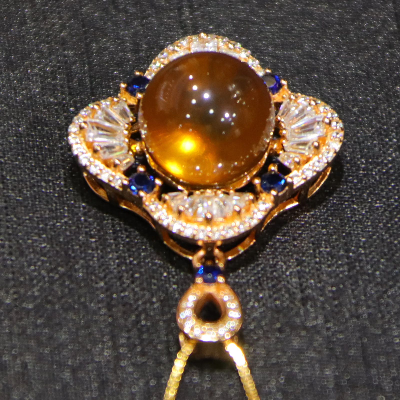 12mm ナチュラル ブルー アンバー ペンダント ネックレス ケルト クローバー ベゼル付き - 彼女の親友への完璧な記念日ギフト