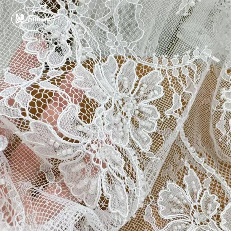 Perlen-Kordel-Stickerei mit Glitzer-Pailletten-Spitzenstoff. Luxuriöses Abendkleid aus französischer Spitze. Hochwertige Maßanfertigung für Brautkleider. – Detail 3