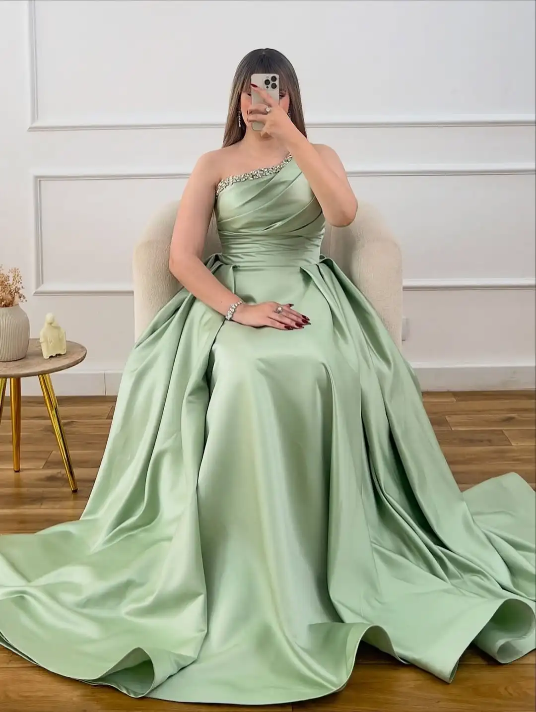 Novo design de um ombro com miçangas cristal cetim plissado uma linha babados até o chão vestido de festa formal de noite