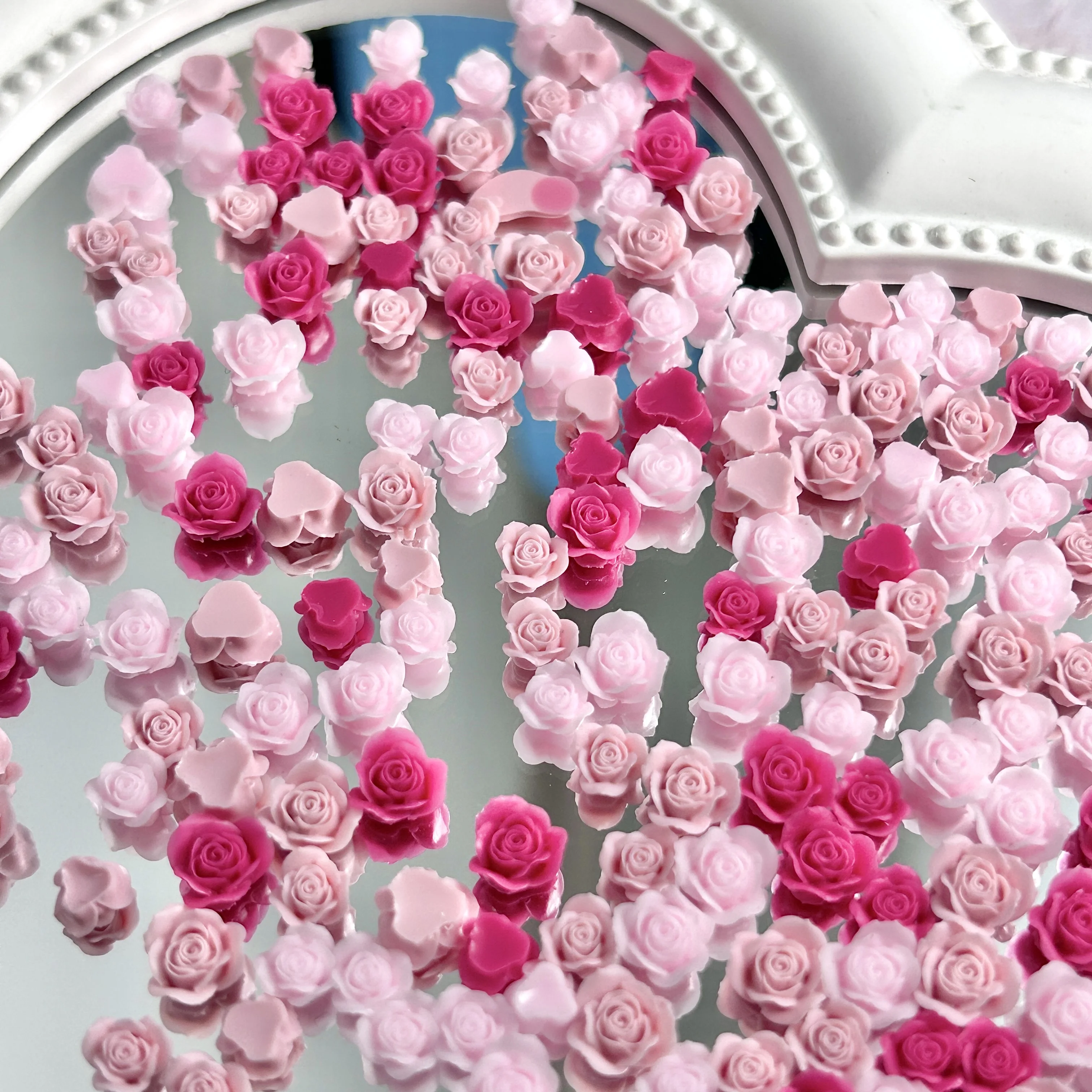 60個入り 新しいミニマリスト 三角形 ローズ レジン ネイルチャーム 3D ソリッドカラー スイートローズ ブロッサム ネイルアートデコレーション DIYネイルパーツ用