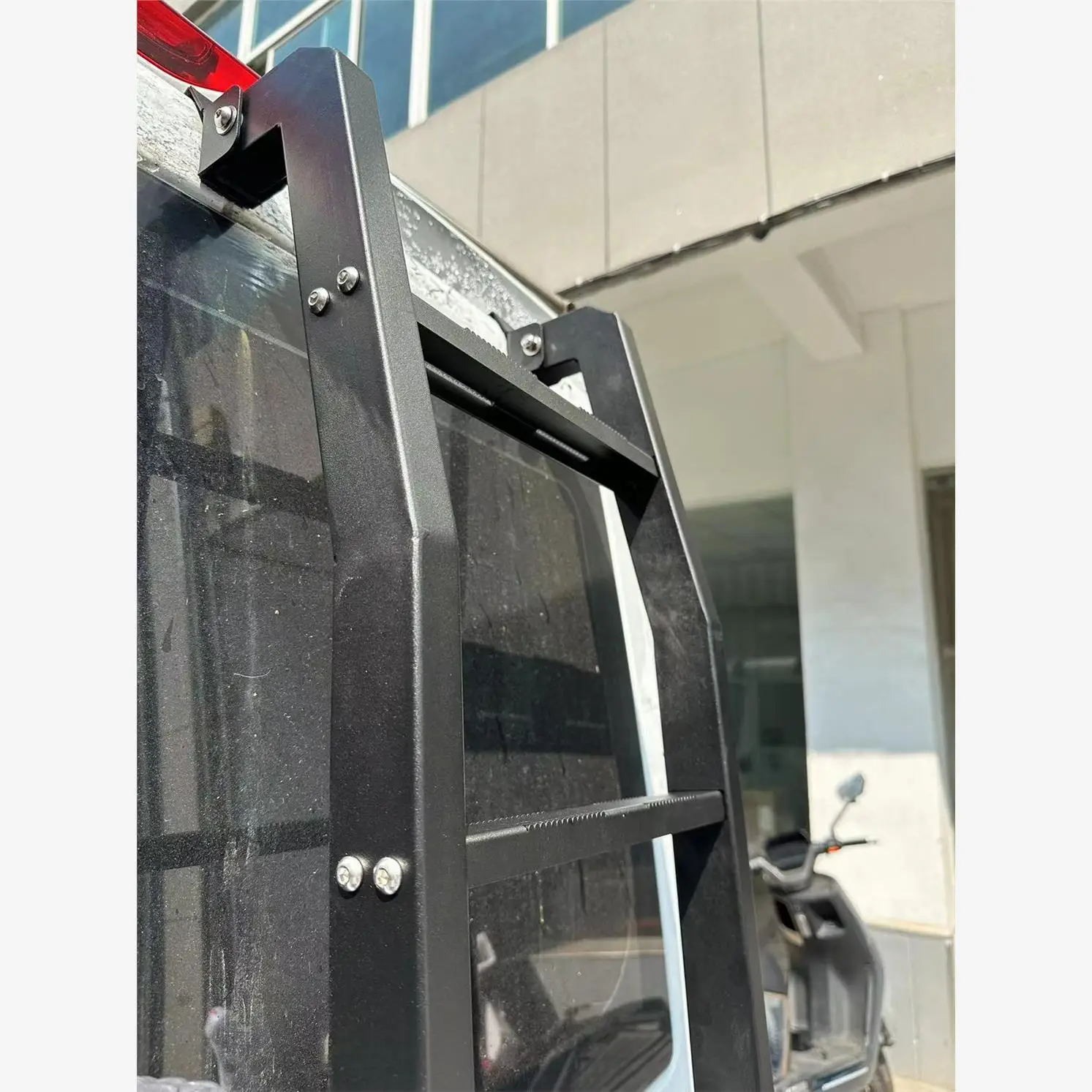 Top and rear climb, removable tail ladder