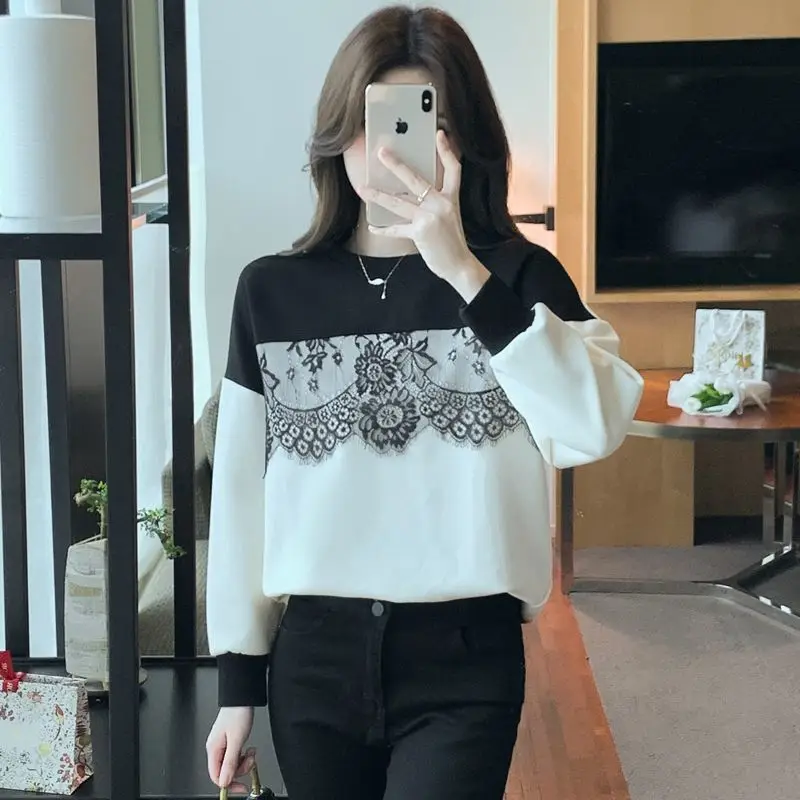 Casual Versatile Spring New Women\'s Lace Patchwork Round Neck Long Sleeved Hoodie Autumn Fashionable Contrasting Color Loose Top