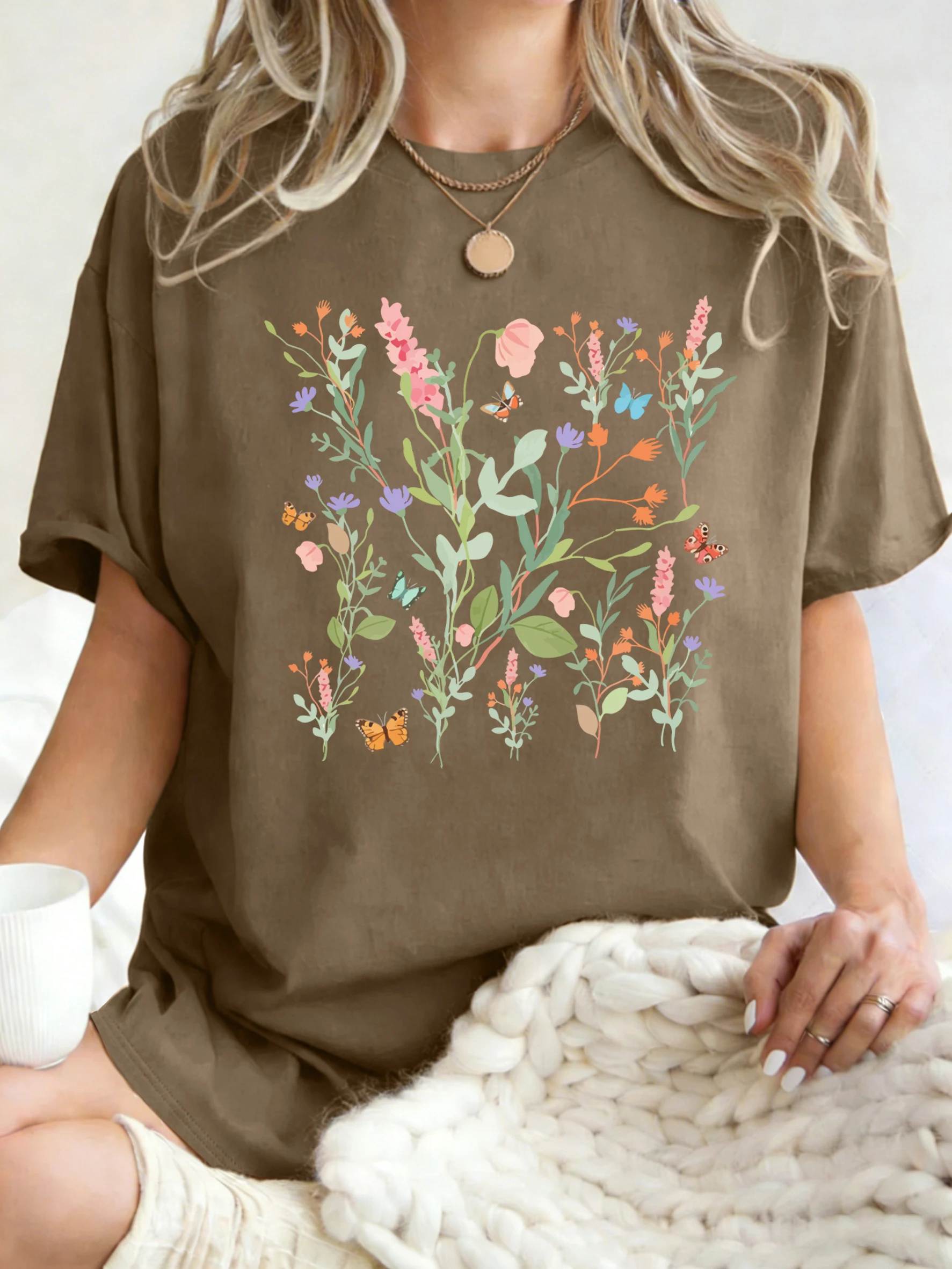 Viele Schmetterlinge umgeben das Blumendesign. Damen-Y2K-T-Shirt, lässiges, lockeres T-Shirt, Sport-Baumwolle, Streetwear, Sommer, kurze Ärmel