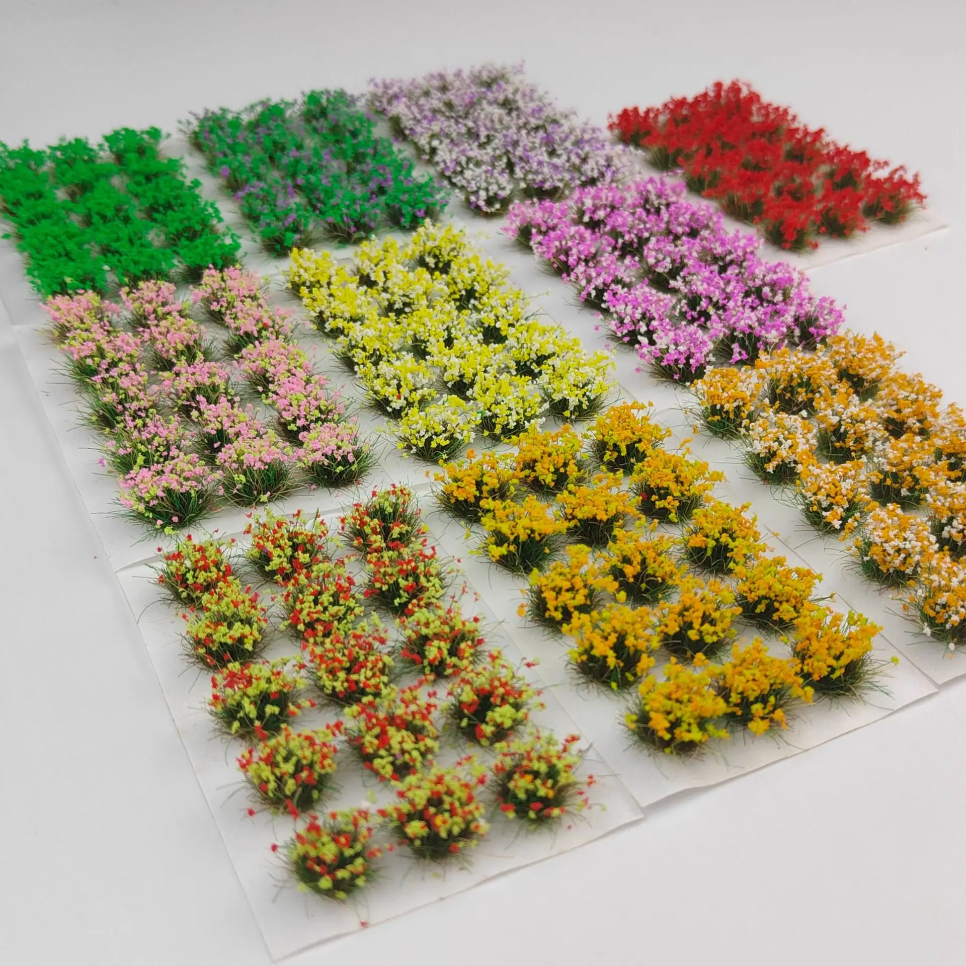 10 mm Blumen-/Grascluster-Modellbausatz für Miniaturgebäude, Sandtisch, DIY handgefertigte Blumen- und Pflanzenmaterialien, Diorama, 15 Stück/Karton