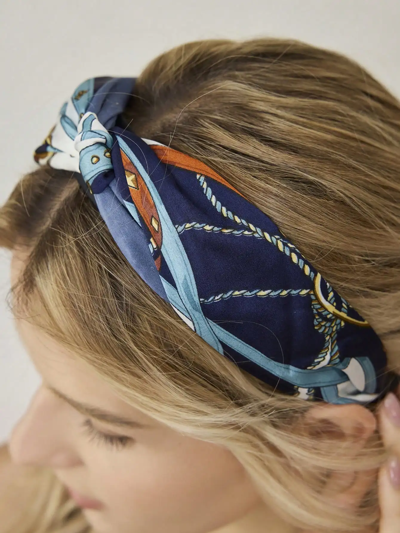 

Premium Two-Tone Spliced Chain Print Cross Headband For Women