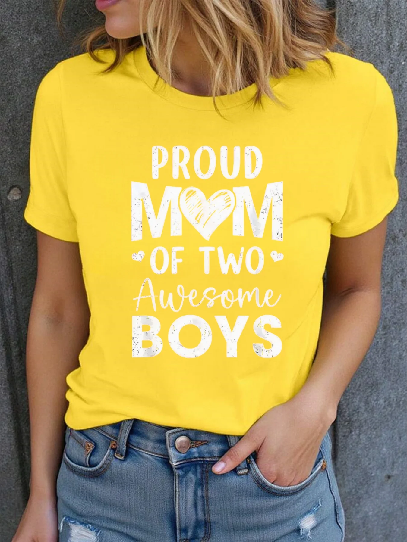 Conception en forme de cœur à motif de mère fier avec deux fleurs, mode jaune associé à des T-shirts pour femmes et des tenues de vacances