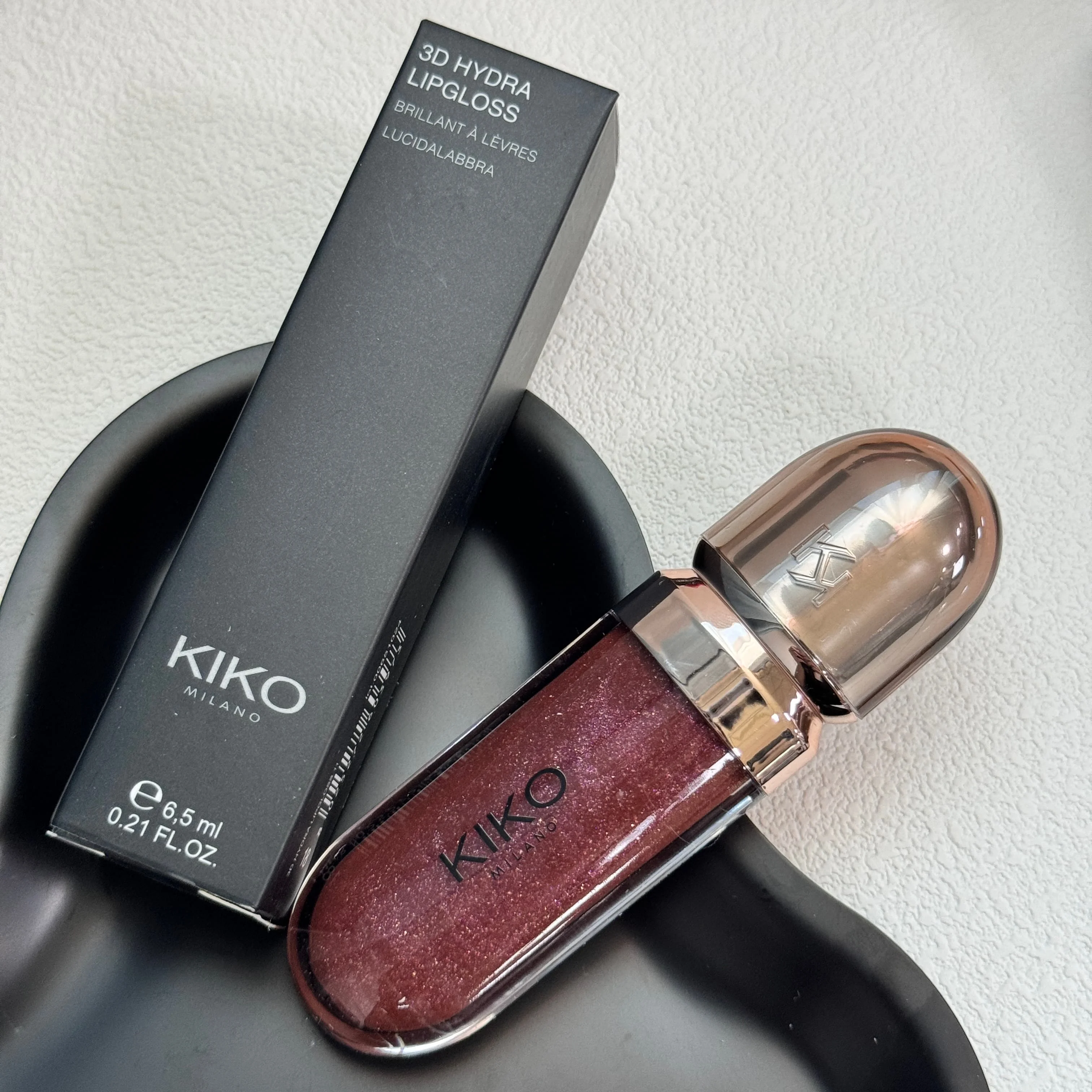 Der neue 3D KIKO MILANO Water Light Liquid Lip Gloss sorgt für ein klares, natürliches Make-up-Ergebnis, einen spiegelglatten Effekt und ein langanhaltendes, nicht trocknendes Make-up. – Detail 7