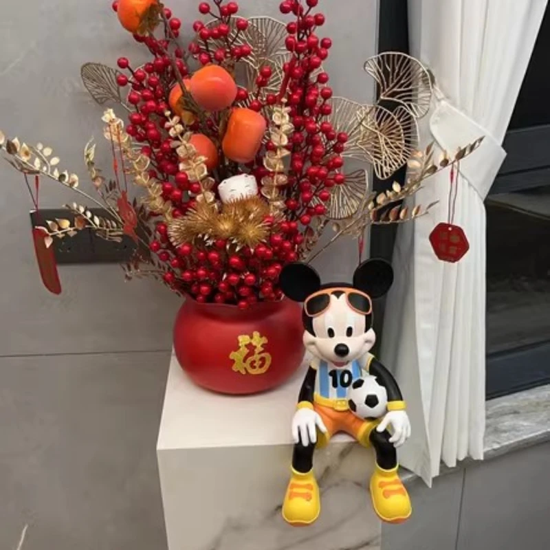 32cm Disney Fußball Mickey sitzen kreative Desktop-Ornamente High-End-Soft-Home-Wohnzimmer TV-Schrank Dekorationen nach Hause Geschenke