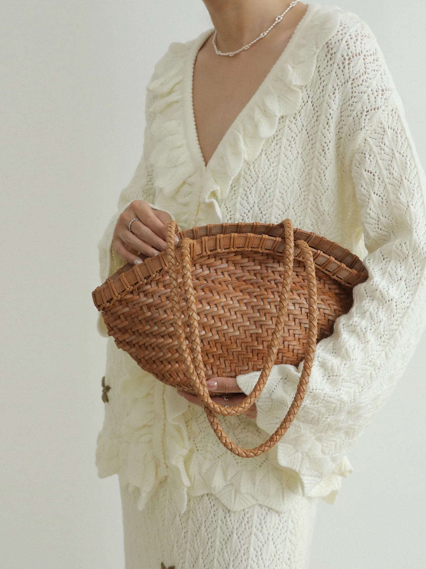 Designer luxury women's bag hand-woven vegetable-tanned leather tote bag shell-shaped holiday-style real leather shoulder bag view 6