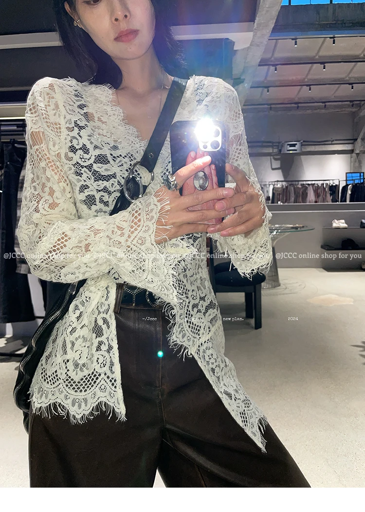 Blusas de encaje con protección solar para mujer, Tops sexys con cuello en V calados, ropa de calle transparente a la moda, camisas Y2k que combinan con todo, 2025