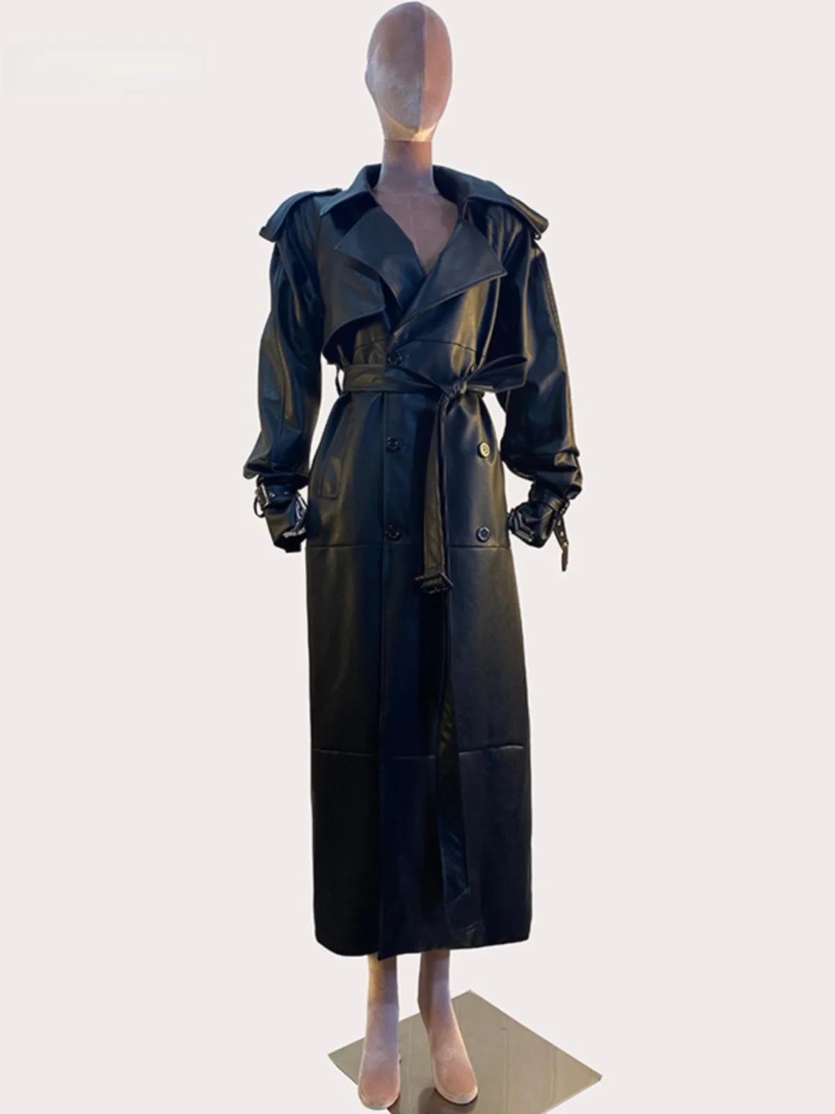 

Женская черная куртка Nerazzurri из искусственной кожи, удлиненная, оверсайз, с подкладкой на плечах, стильная верхняя одежда, весна-осень, новинка 2024 года