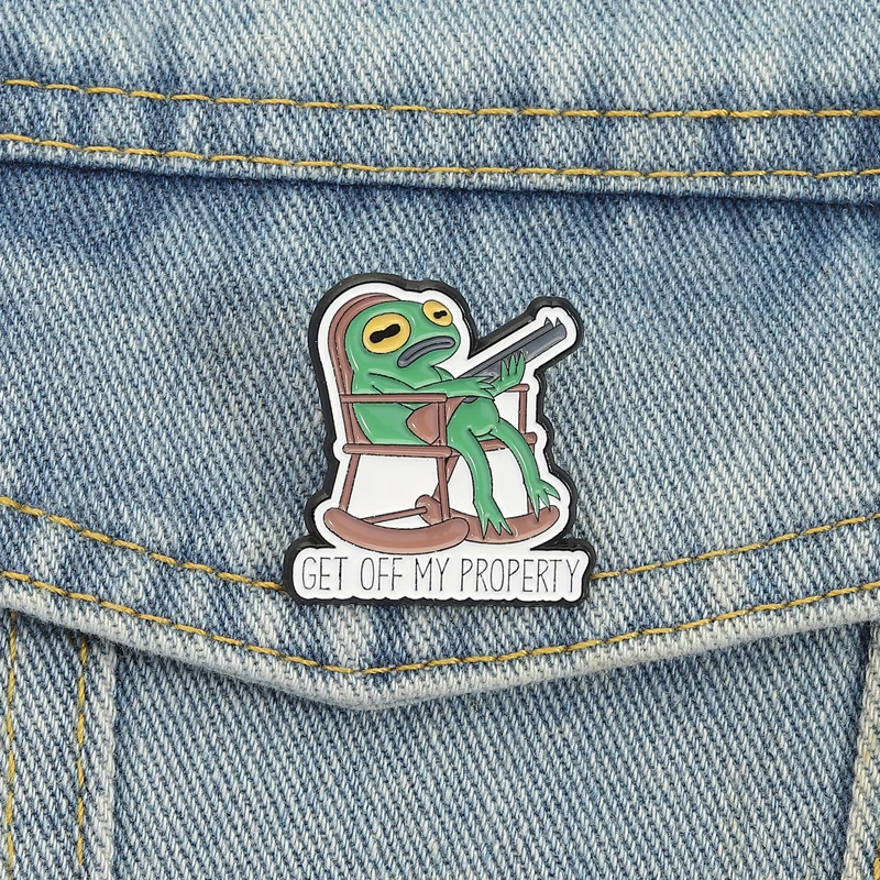 GET OFF MY PROPERTY Emaille-Anstecknadeln, Cartoon-Frosch im Stuhl, Broschen, Anstecknadeln, niedliche lustige Zitate, Schmuck, Geschenk für Freunde