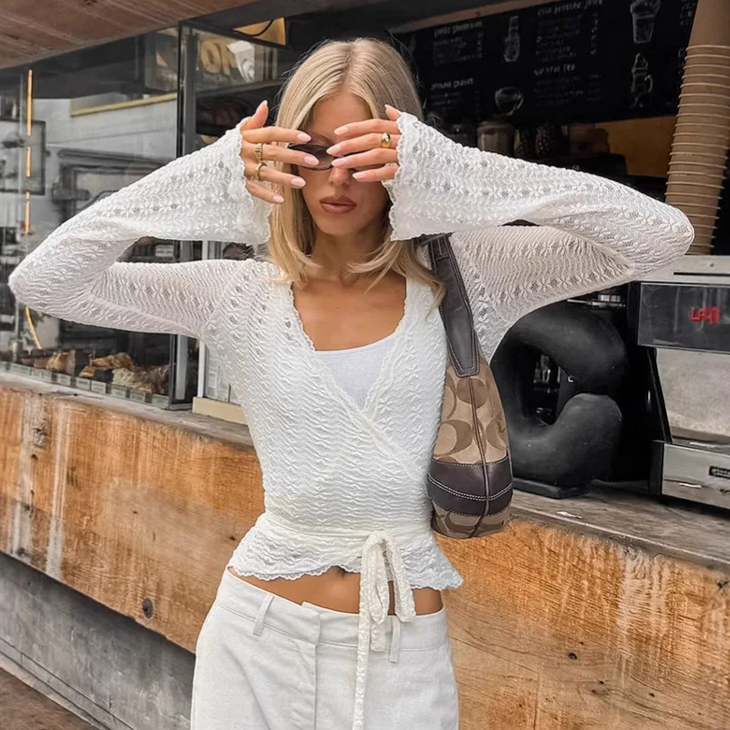 

Богемия, белая кружевная осенняя женская футболка с v-образным вырезом и расклешенными рукавами, асимметричные женские футболки с завязками, темпераментная футболка для женщин