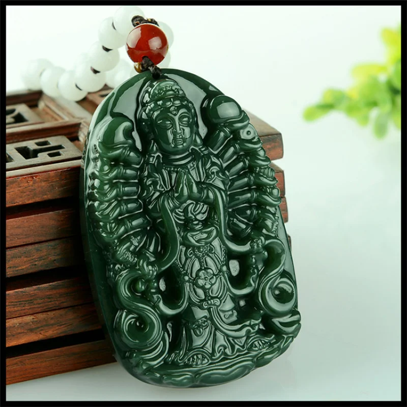 

Подвеска-ожерелье с изображением Тысячерукого Авалокитешвары из жадеита и хэтяньского зеленого нефрита