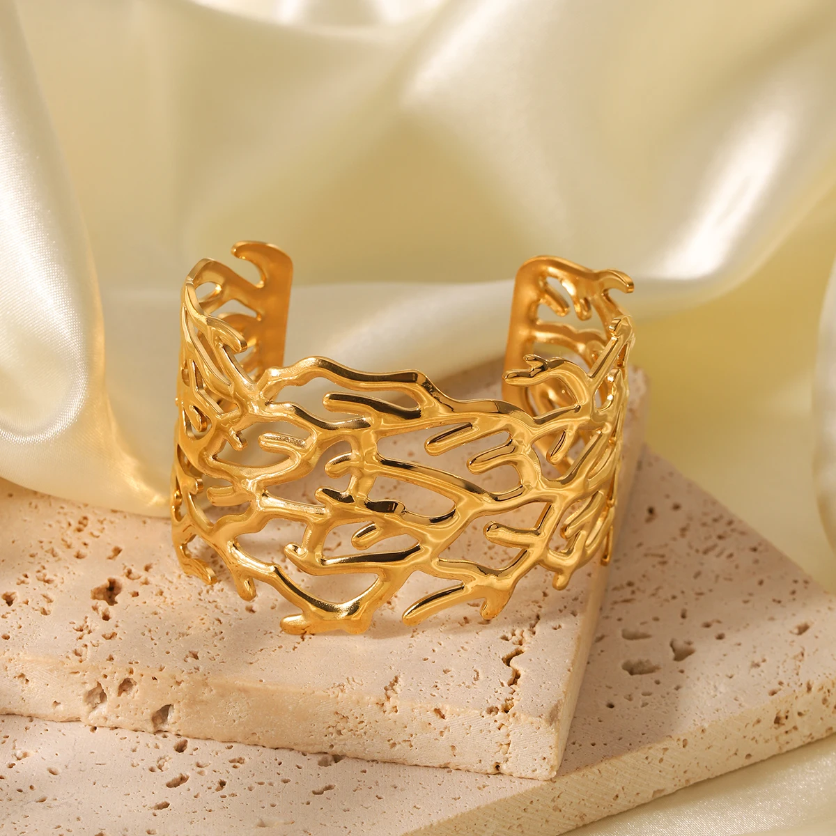 

Fashionable Stainless Steel Open Bracelet Women Personalized Sleeve Decoration Series Flower 18k Gold Plated Cuff Bracelet