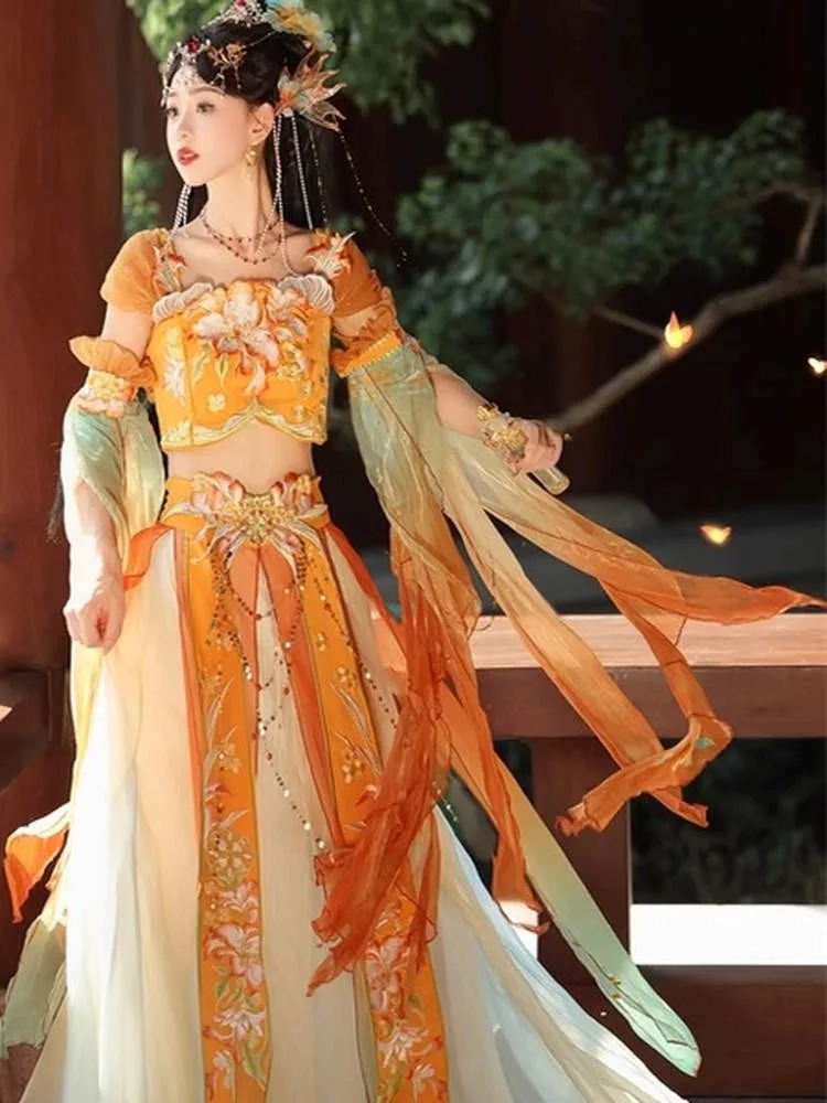 

Экзотические сказочные выступления. Тяжелая вышивка, большая юбка, рваные брюки-фонарики.