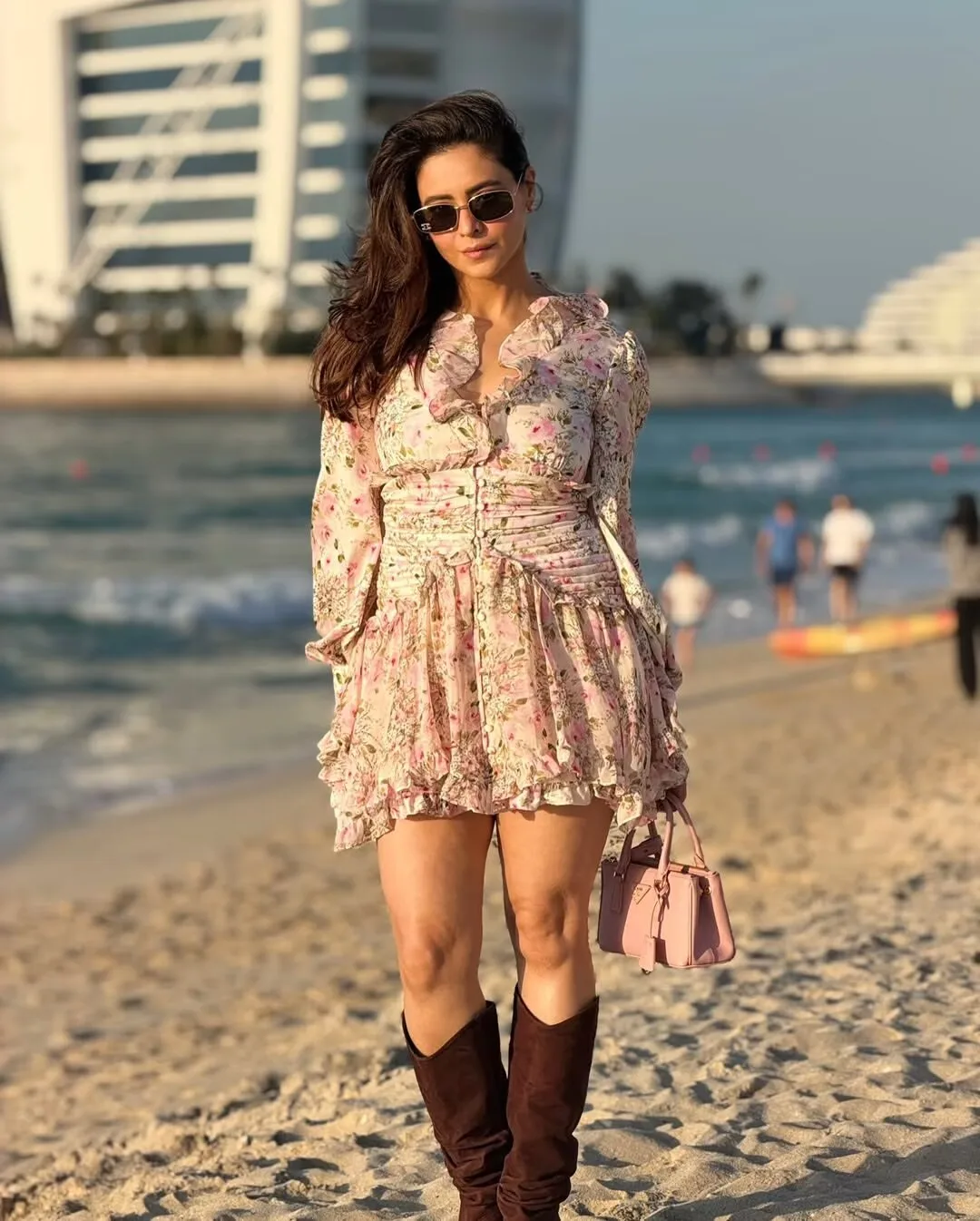 

Новое осеннее женское платье YENKYE в стиле бохо с цветочным принтом, оборками, мини, с длинным рукавом, V-образным вырезом, повседневное, для отпуска, 2025