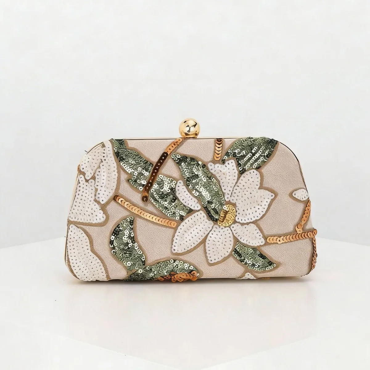 

Вечерняя сумка-клатч в национальном стиле с вышивкой, нишевая модель, с декоративными элементами, класса люкс, легкая роскошь