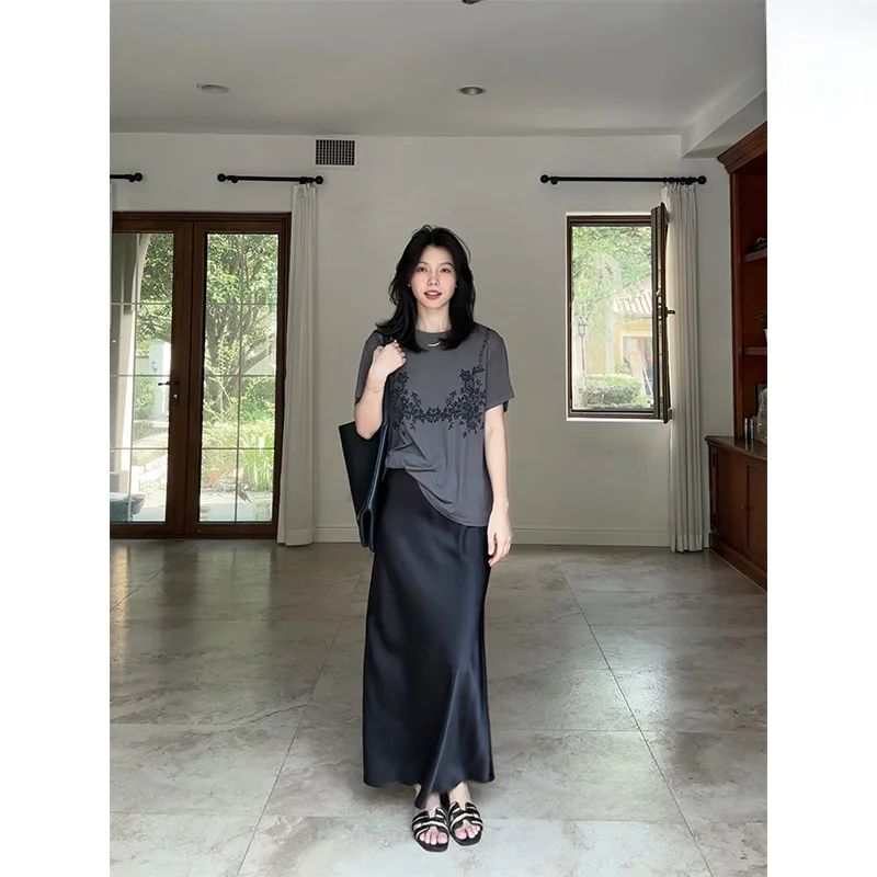 

Комплект Co99: футболка с круглым вырезом и атласным принтом, юбка. Летний универсальный повседневный модный комплект для женщин.