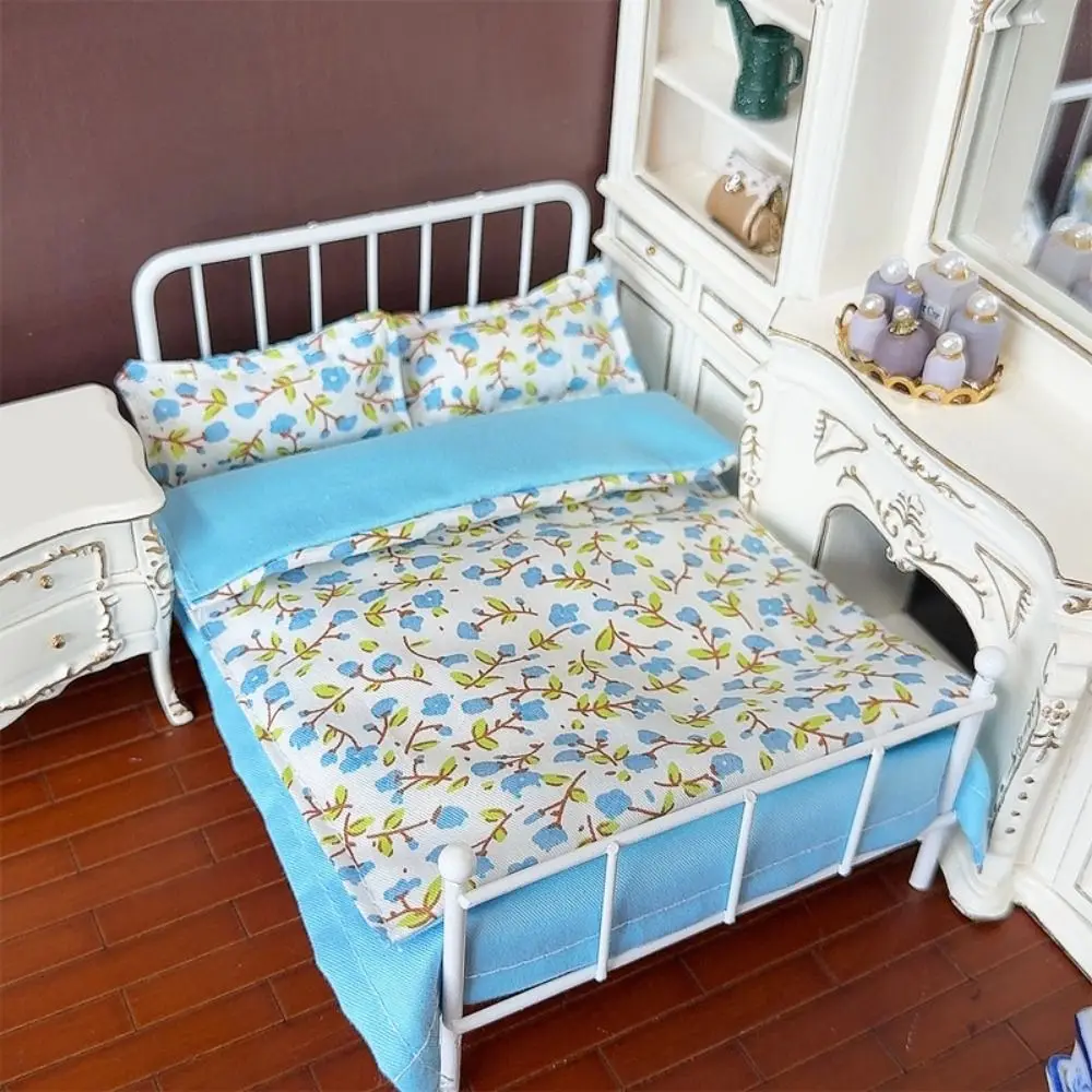 Set di quattro pezzi per casa delle bambole in scala 1/12, modello di scena, trapunte per bambole multicolori, mini lenzuolo per casa da gioco