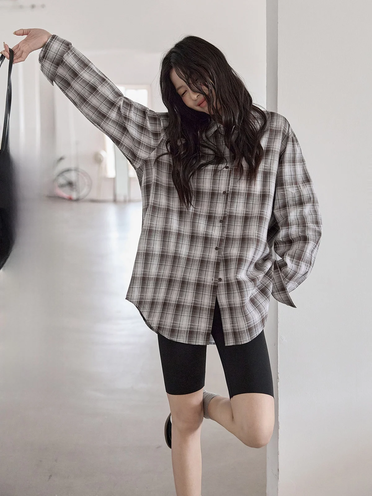 

HuiXi Women's Plaid Shirt Coffee Color Loose Fit Elegant Spring 2026 New Style Retro Korean Version Breathable Long Sleeve