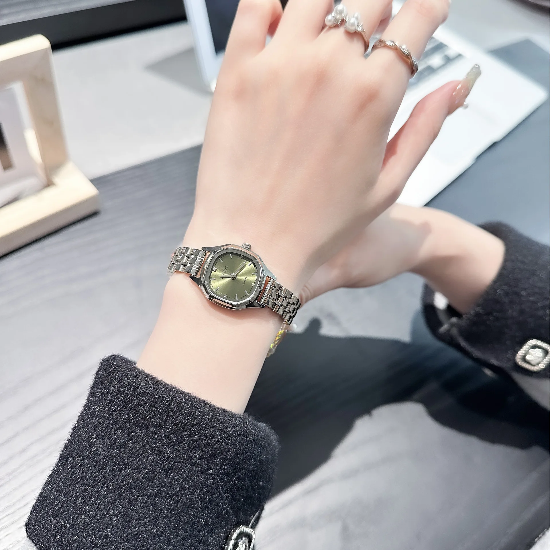 

Новые женские часы с маленьким, изящным циферблатом; стильные и модные женские наручные часы; креативный подарок для женщин.