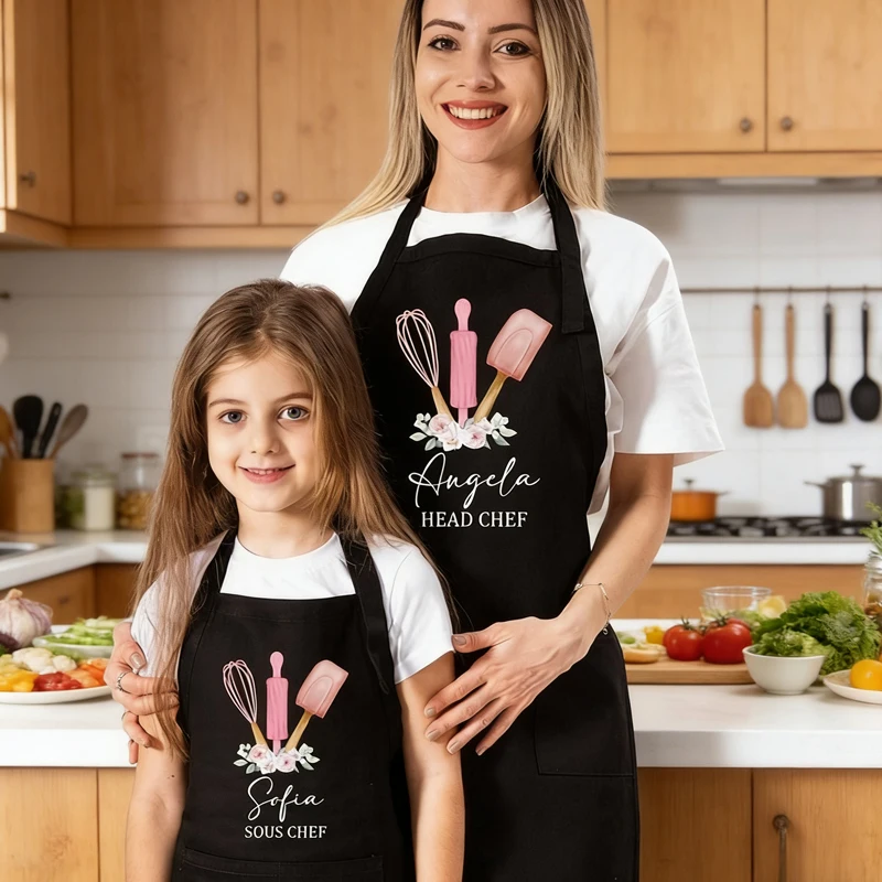

Персонализированный комплект черных фартуков «Мама и я», одинаковые фартуки для мамы и дочки, милый подарок, аксессуары для украшения дома и кухни