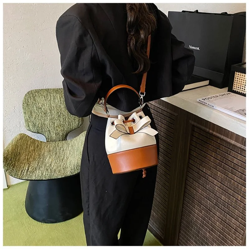 حقيبة كروس على الطراز القديم من جلد البولي يوريثان حقيبة يد نسائية صغيرة أنيقة مع أجهزة معدنية #1