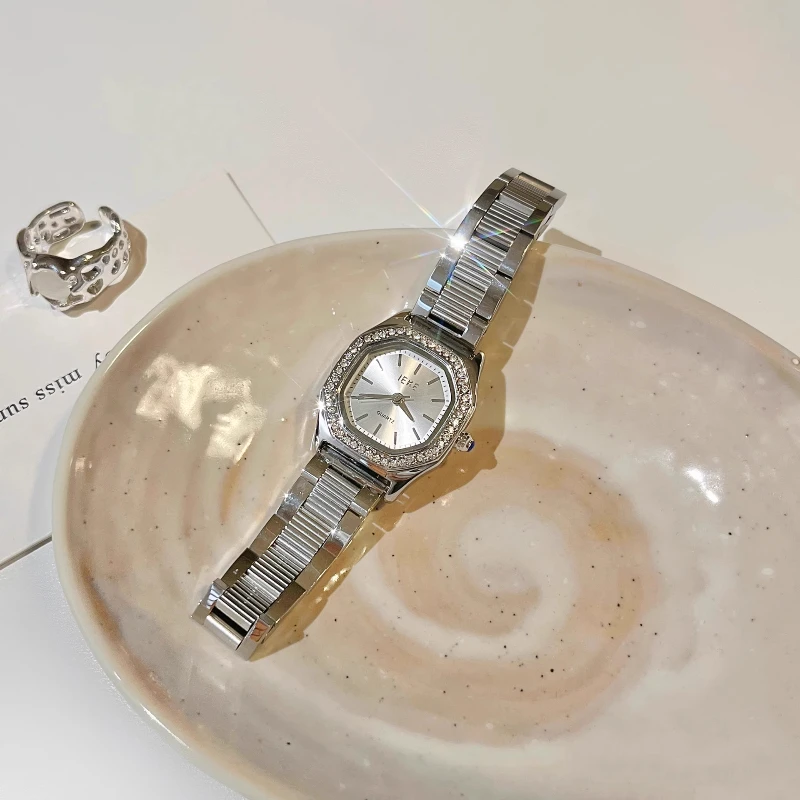 

Retro style watch women's ins simple light luxury niche high-end sense diamond-encrusted versatile steel belt women's watch
