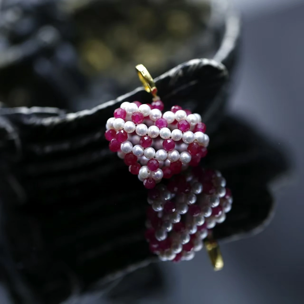 

3mm Freshwater Aurora AK Paried with Synthetic Ruby Woven Hollow Three-dimensional Heart-shaped Double-color Pearl Pendant