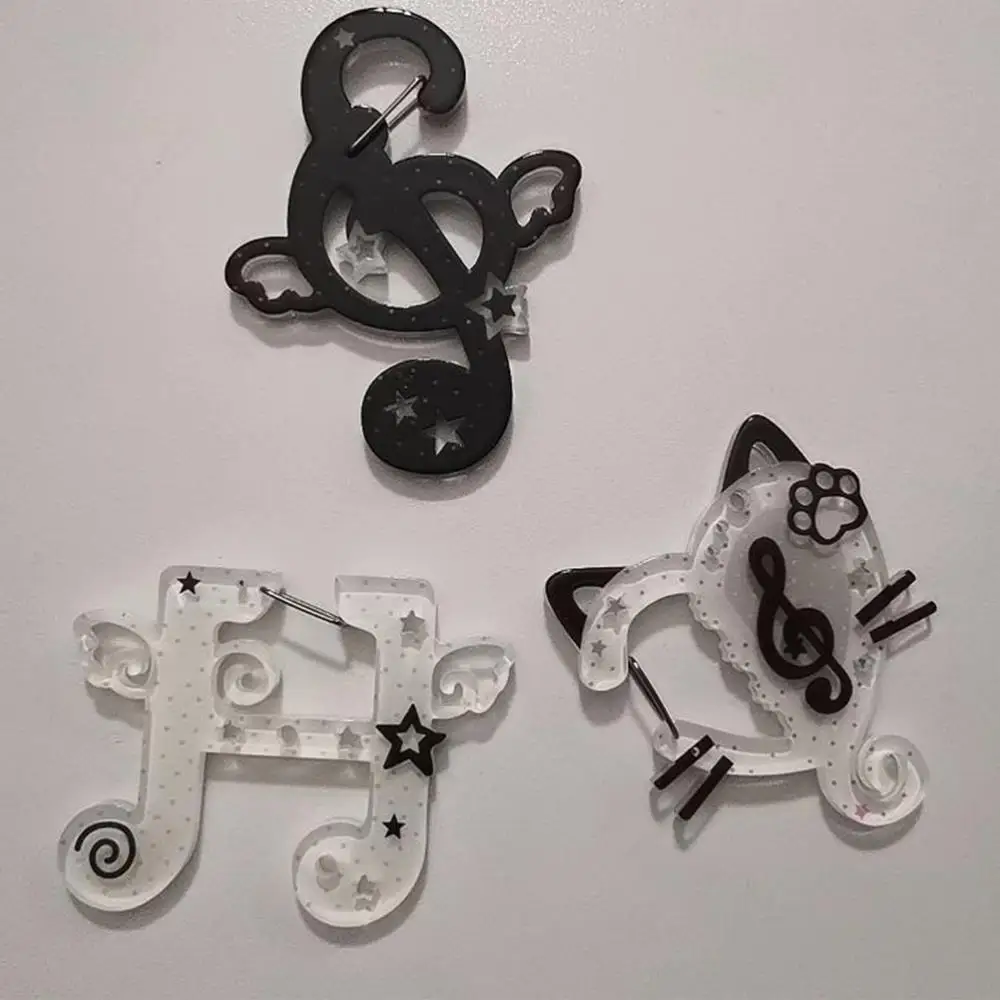 

Cartoon Cute Cat Black White Keychain Musical Notes Carabiner Keychains Acrylic Backpack Hanging Pendant Accessories Gifts