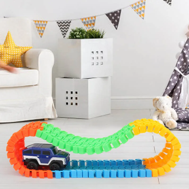 Auto ferroviaria elettrica fai da te assemblare set da corsa universale auto da pista giocattolo puzzle per auto ferroviaria educativa flessibile per regalo per bambini