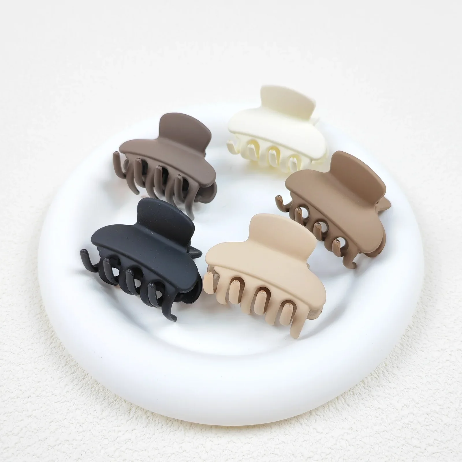 заколки для волос среднего натурального цвета